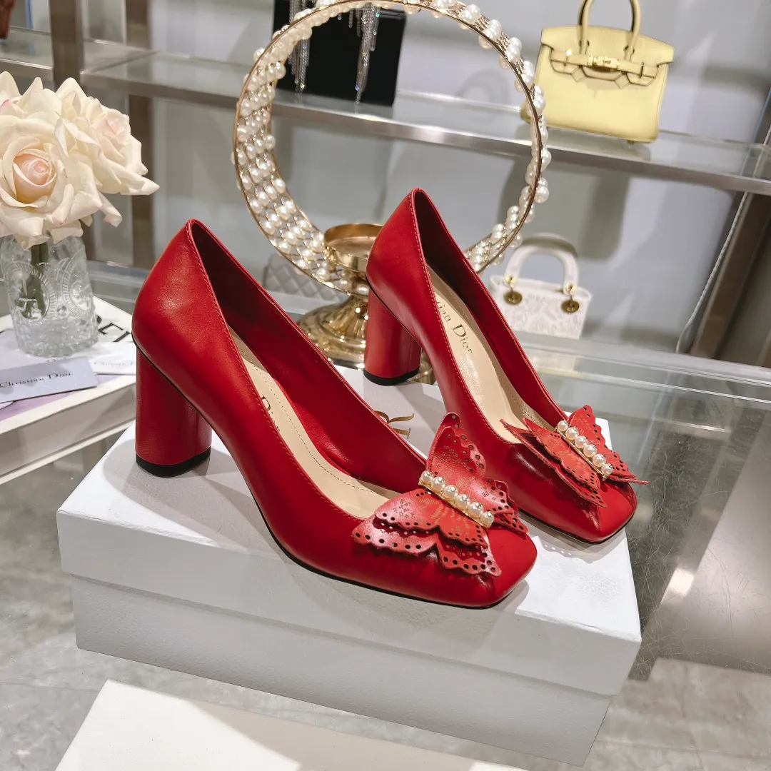 👟👟Ex-factory price 560👟👟 2024 early spring new style ◼️Dior ◼️Dior spring and summer latest fashion show haute couture series sandals Bow Mary Jane ——— Ldylle retro Roman style doll women's sandals CD pearl five metal buckle bow low-heeled women's single shoes Original development top high-end version Material: imported cow patent leather upper + water-dyed sheepskin lining + original molded pearl buckle + Italian genuine leather outsole Size: 34-40 (34.40. Customization is non-refundable and non-exchangeable) Heel height: 4.5cm 8.5cm
